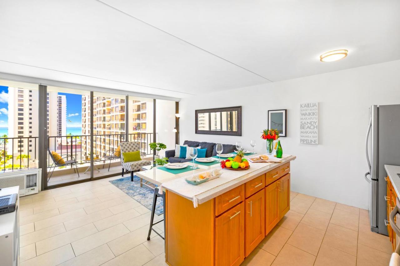 & Ocean Views 1br, Steps From Waikiki & Free Parking! Apartamento