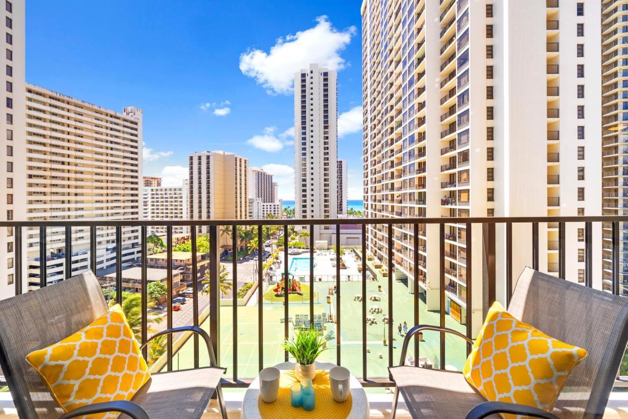 & Ocean Views 1br, Steps From Waikiki & Free Parking! Apartamento