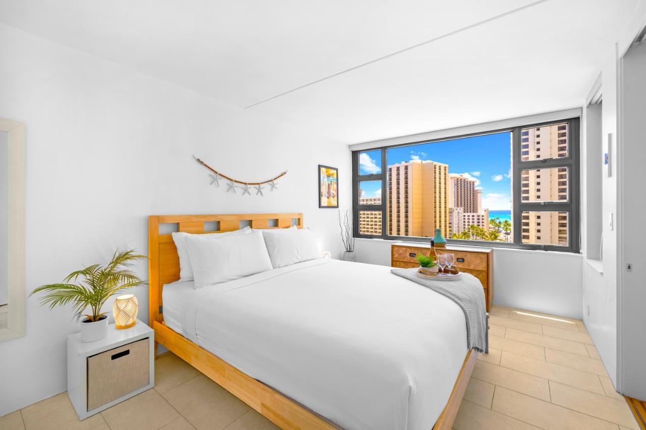 & Ocean Views 1br, Steps From Waikiki & Free Parking! Apartamento