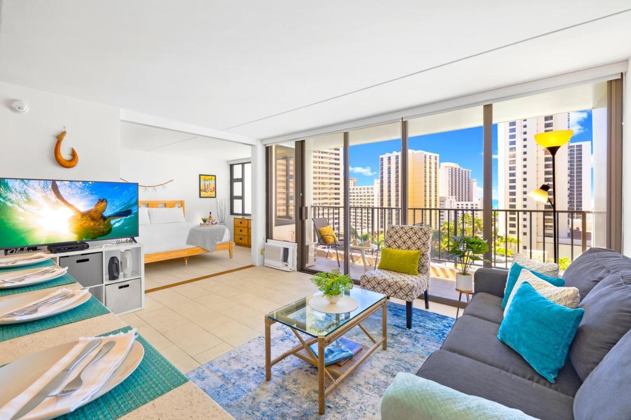 & Ocean Views 1br, Steps From Waikiki & Free Parking! Honolulu