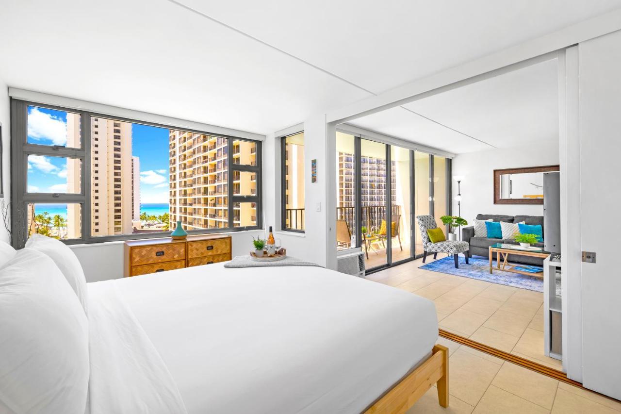 & Ocean Views 1br, Steps From Waikiki & Free Parking! Apartamento