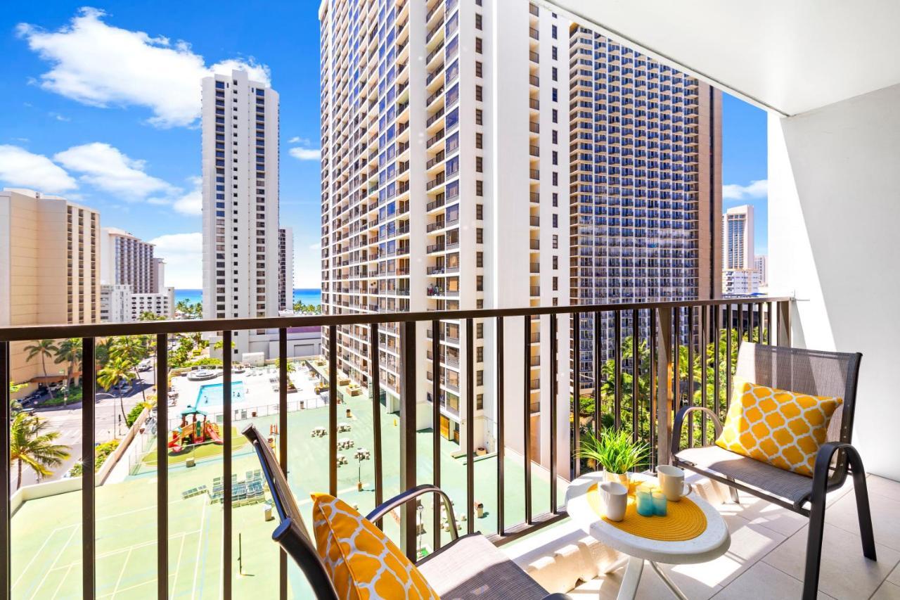 & Ocean Views 1br, Steps From Waikiki & Free Parking! Apartamento