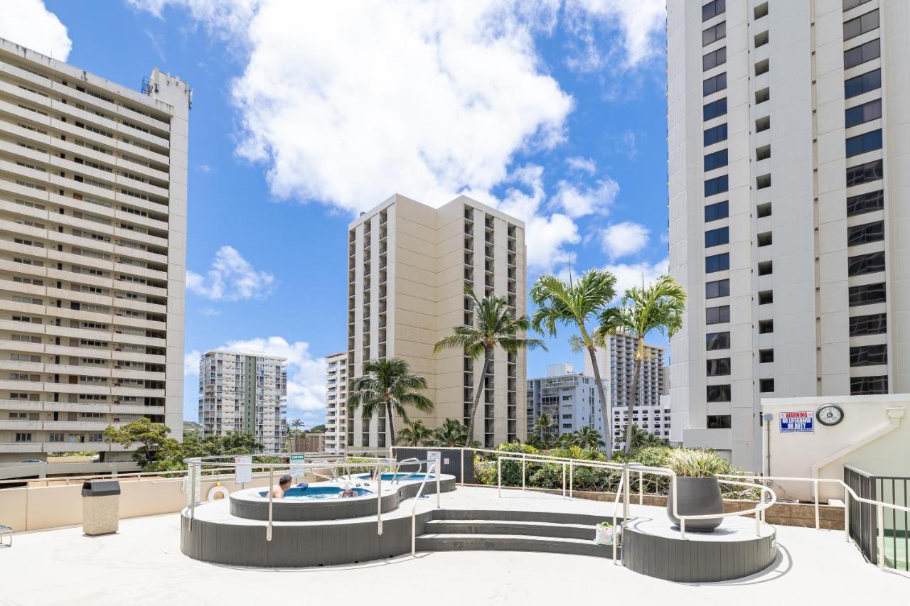 & Ocean Views 1br, Steps From Waikiki & Free Parking! Apartamento