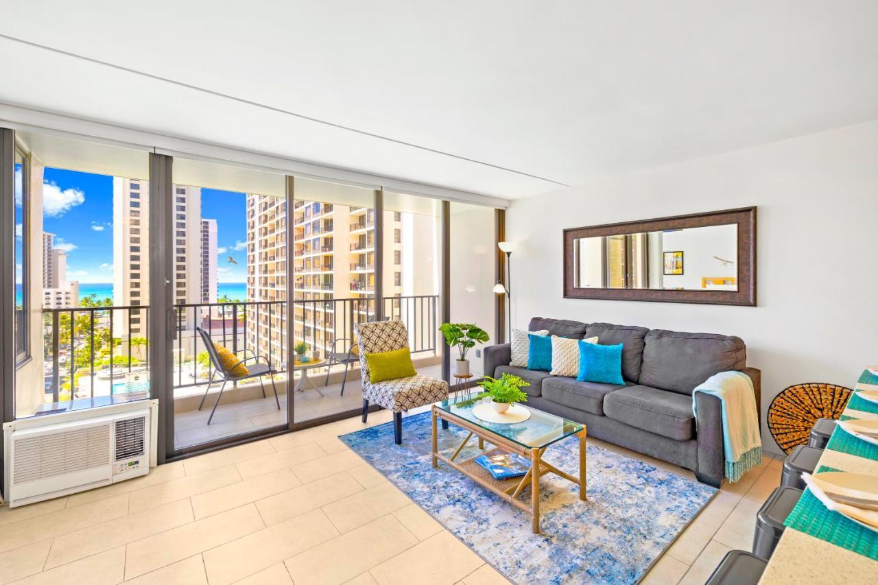 & Ocean Views 1br, Steps From Waikiki & Free Parking! Apartamento Honolulu