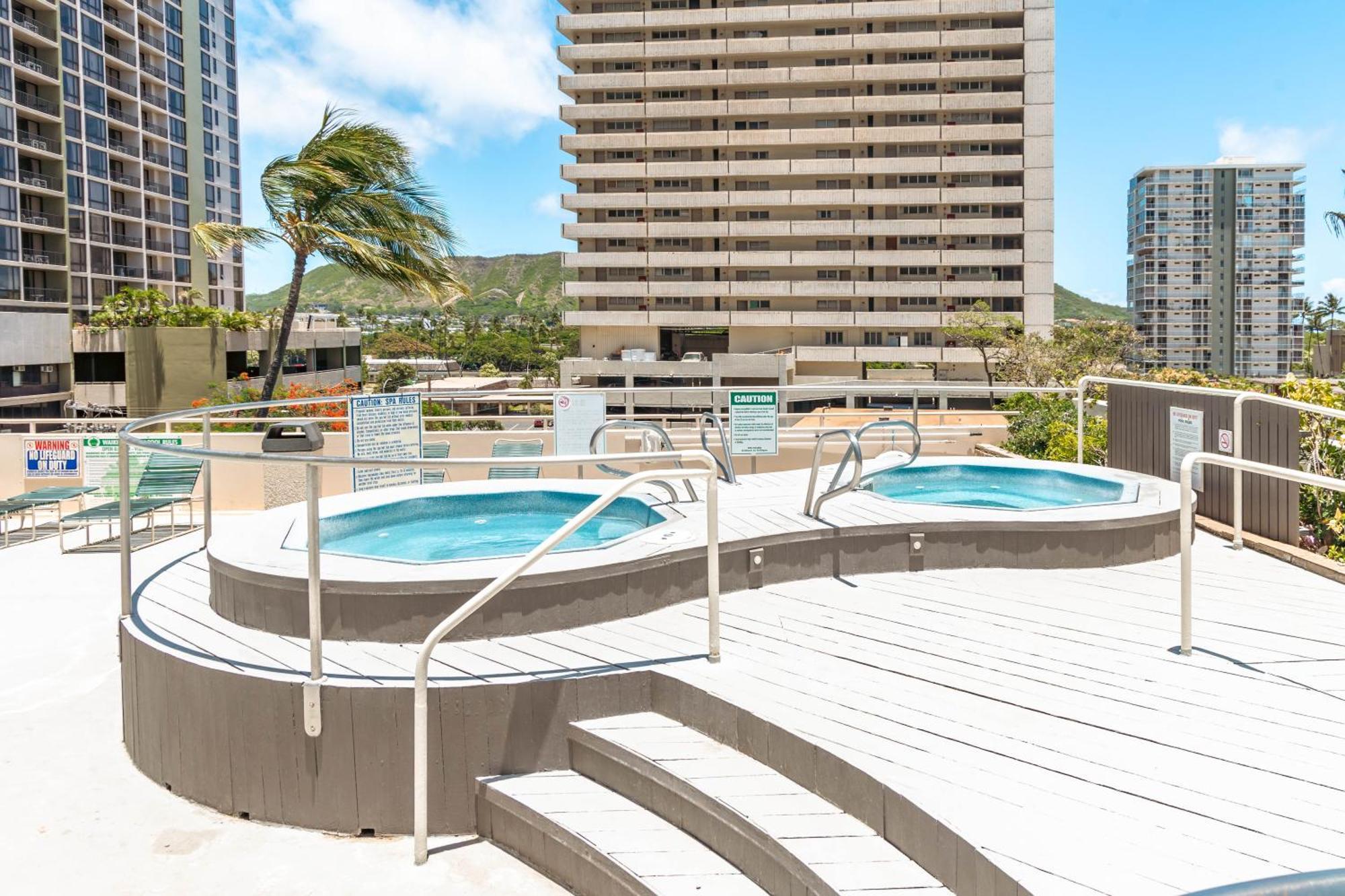 & Ocean Views 1br, Steps From Waikiki & Free Parking! Honolulu